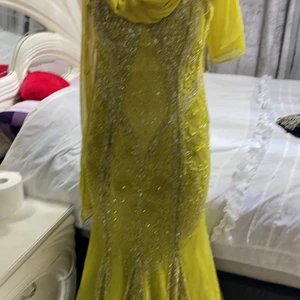 Så fin fest klänning - Så fin fest klänning som också är i en skit snygg färg. Så fin och passar till mycket. Priset kan alltid diskuteras vid snabb affär:)