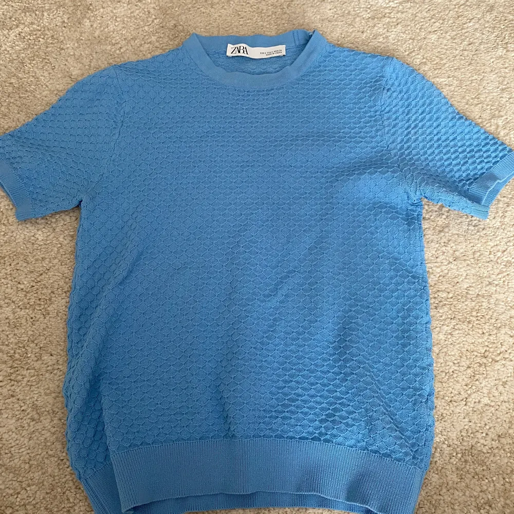 Säljer fin blå tröja från zara, storlek s😍. T-shirts.