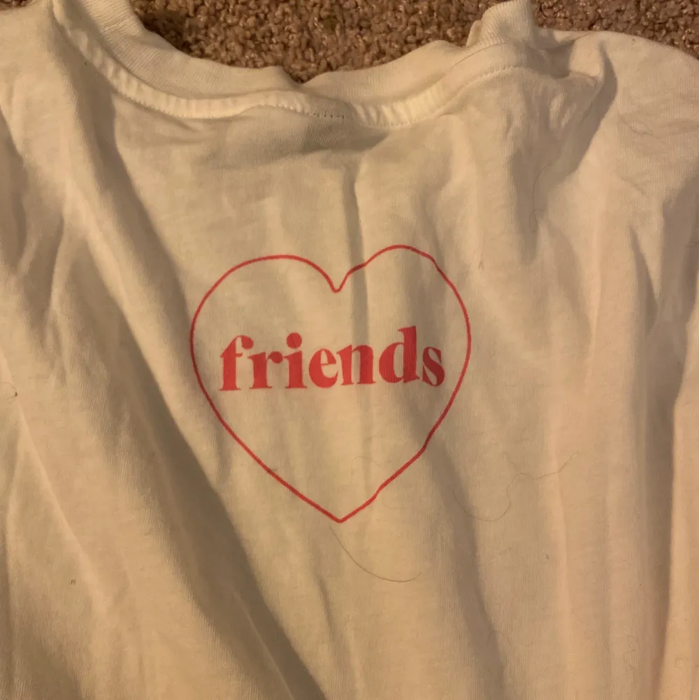 Inte mycket använd! Men nån dag hade jag den. Framsidan står det forever & baksidan står det friends ! I storlek xs . T-shirts.