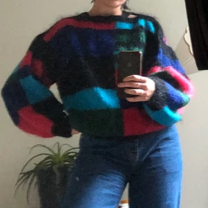 80-tal stickad vintage tröja - Supersnygg stickad tröja, vintage, hemstickad. 80-tal, storlek S-L beroende på önskad passform 💕 Den har superfina ”ballong” ärmar. 