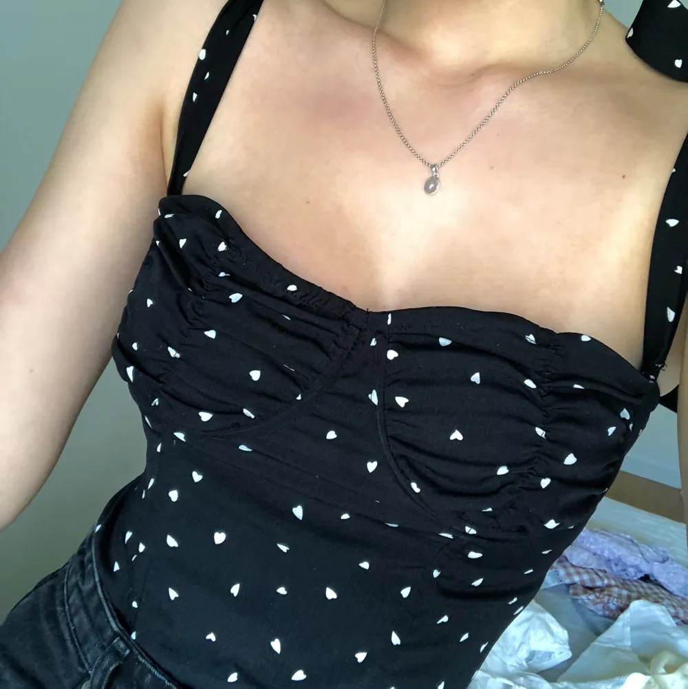 Super snygg Corset Top från Verge Girl!! Har endast använt den ett fåtal gånger och den är i toppskick! Den är svart med vita hjärtan och är storlek S 🖤🤍. Toppar.