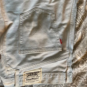 Levis jeans - Jätte fina byxor men som aldrig kommer till användning!😩 dem är endast använda 1 gång och är i jätte skönt material, skriv i kommentarerna om ni är intresserade🥰 frakt står köparen för! Fraktkostnad tillkommer på 70 kr annars hämtning på plats!