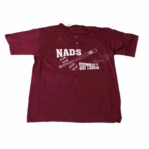 Nads Softball - Vintage Tee - En cool vinröd lite baggy tröja som har många detaljer från tidigt 00-tal vilket är ganska svårt att hitta. Har ett litet märke (som säkert kan gå bort i tvätten) därav det lägre priset. Thriftad på Depop 