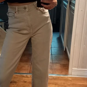 Beiga jeans  - Stl s. Passar fint i midjan men tycker inte att längden passar på mig. Jag är 1,64❤️