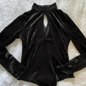 Body från bubbleroom storlek M - Body från bubbleroom, glansig och fin. Låg turtel neck och lite U-ringad. Använd 1 gång så den är i mycket bra skick. 96% polyester 4%elastane