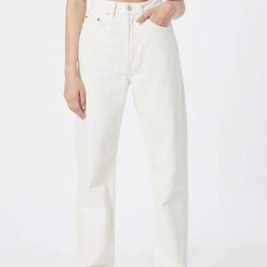 Säljer dessa helt oanvända vita jeans från Weekday i modellen Rowe. Nypris 500 kr, säljer för 300 kr. Frakt tillkommer💕