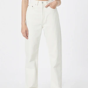 Weekday Rowe jeans  - Säljer dessa helt oanvända vita jeans från Weekday i modellen Rowe. Nypris 500 kr, säljer för 300 kr. Frakt tillkommer💕