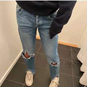 Najs lågmidjade jeans med slitningar:)