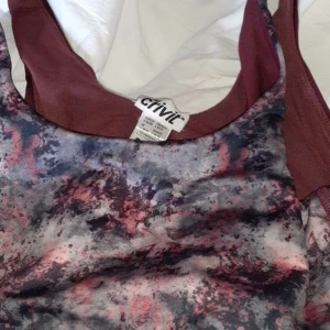 Linne sport  - Jag köpte ett sport linne men kunde tyvärr inte ha det. Provat 1 gång. Super fin. Det finns i leg men jag tog ut de om man vill ha bevis för det så kan man få det.