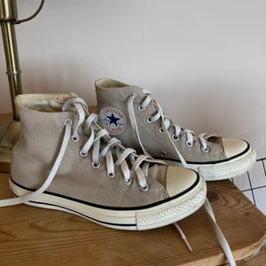 Converse strl 38 - Höga converse i beige i strl 38 💗 Säljes för att dom inte passar längre:(
