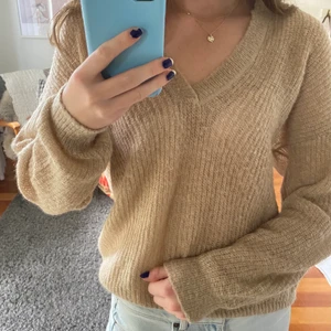 Stickad tröja - Fin stickad tröja i en beigebrun färg. Den är köpt second hand men är ursprungligen från hm. Aldrig använd.