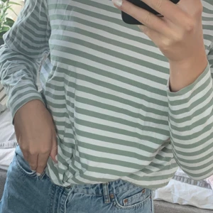 grön randig långärmad tröja  - en jättesöt randig tröja från h&m, tröjan är i storlek s/m och är köpt förra våren. Använt 1 gång. Pris är 90kr + frakt! 