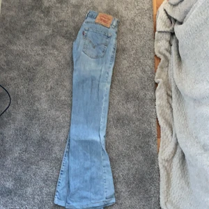 Levis jeans 529, W 25, L 32 - Snygga Levis jeans, lågmidjade, lite äldre men ändå i bra skick