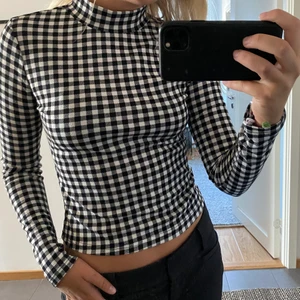 Långärmad polo - Långärmad ”halvpolo”. Helt oanvänd. Strl S