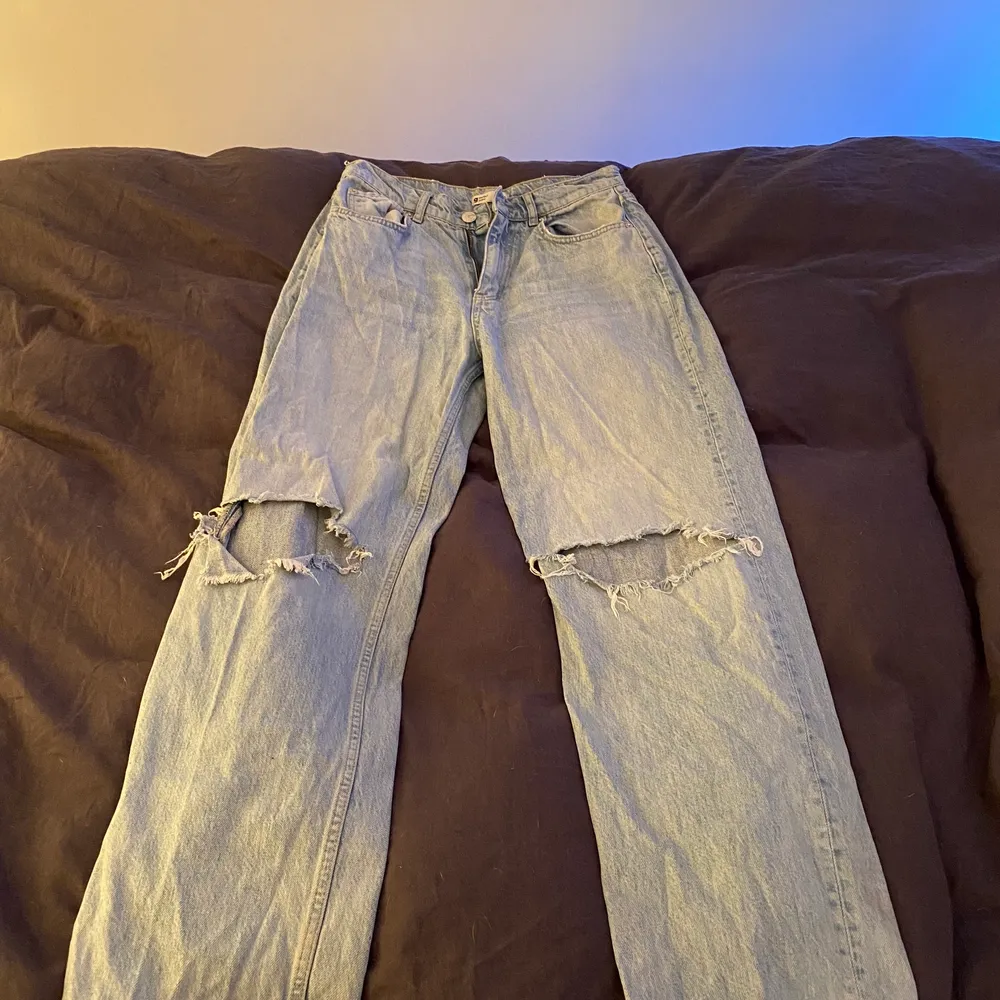 Nu säljer jag mina jeans från Gina i storlek 38, dom sitter jätte bra. Dom är inte jättelånga. Dom är använda typ 10 gånger💕. Jeans & Byxor.