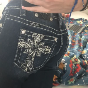 Miss Me Jeans - Miss me jeans ankle skinny i storlek 29. Jättefina kors på fickorna. Säljer då dom inte kommer till användning. Passar någon 165-170. Köpta på plick för 400kr, aldrig använda av mig. Har en klippt slits där nere som förra ägaren gjort. Budgivning om flera är intresserade, annars 150kr + 92kr frakt💕