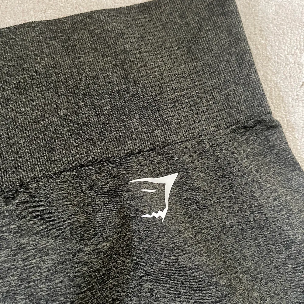 Gröna Gymshark tights i väldigt fint skick😇. Övrigt.