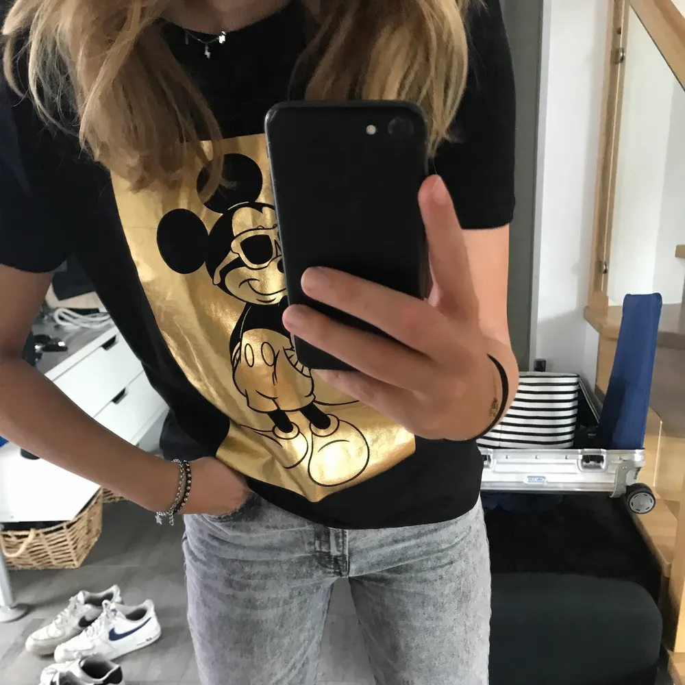 Ascool t-Shirt från Zara med guldtryck. Storlek S. T-shirts.
