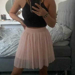 Kjol nakd - En rosa gullig kjol från nakd i storlek xs! Sparsamt använd och i bra kvalite☺️ köparen står för frakt