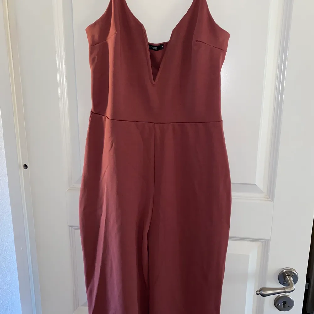 En jättefin mörkrosa jumpsuit från Nelly i storlek M. Helt oanvänd, endast testat den en gång så den är i perfekt skick. Ord. pris 399 kr, säljer för 150 kr inkl frakt. . Övrigt.