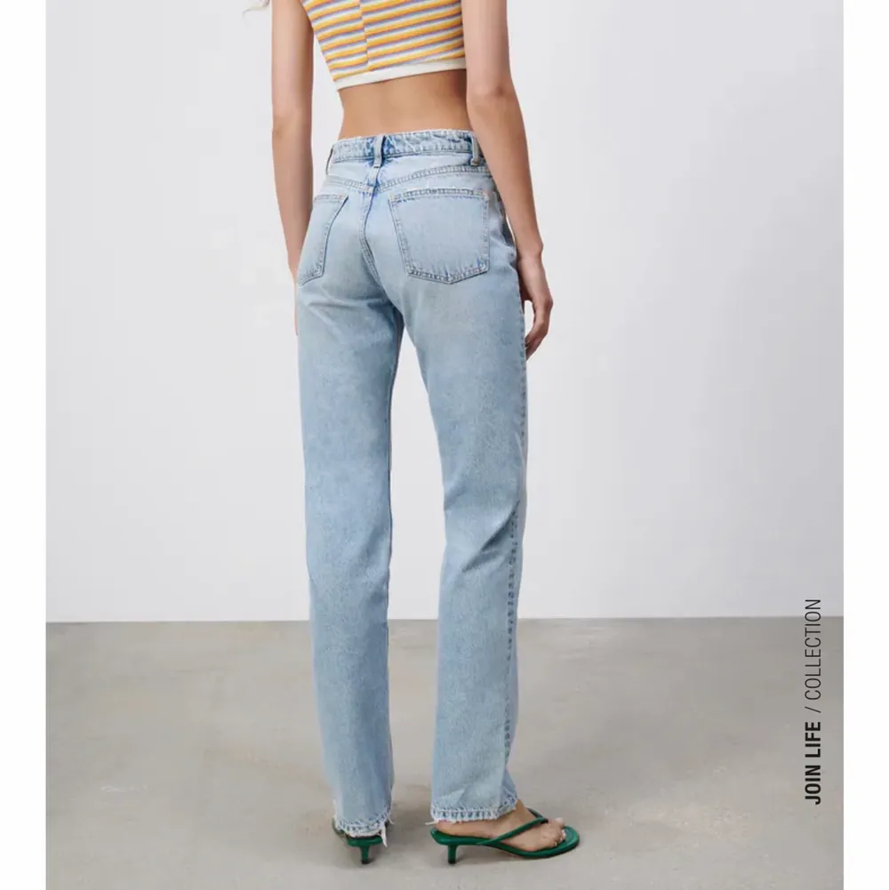 Zara mid rise straight ljusblå jeans. Supersnygga men säljer då de satt liite stort vid svanken/nere vid ryggen på mig :(. Jeans & Byxor.