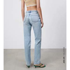 Zara mid rise straight ljusblå jeans. Supersnygga men säljer då de satt liite stort vid svanken/nere vid ryggen på mig :(