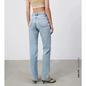 Zara jeans ’mid rise straight ljusblå’ - Zara mid rise straight ljusblå jeans. Supersnygga men säljer då de satt liite stort vid svanken/nere vid ryggen på mig :(