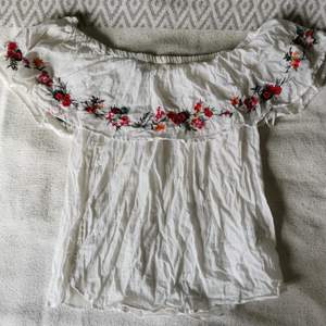 Vacker offshoulder blus med blommig kant. Generös i storleken, det står S men jag skulle säga M. Nästintill oanvänd. 100% bomull. 