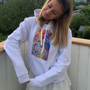 Hoodie med tryck - Jättesnygg hoodie från The cool elephant. Köpt för 600 kr och knappt använd. Inte mina bilder.