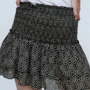 Mönstrad kjol - Intressekoll!💘superfin mönstrad kjol ifrån zara, passar till allt och är jätteskön💘skriv gärna vad ni hade kunnat buda på den