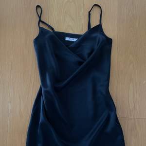 Supersnygg simpel, svart silkesklänning från NA-KD. Säljer då den aldrig kommit till användning, alltså är den i perfekt skick! (Köparen står för frakt) 😍