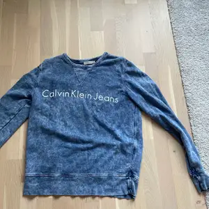 Blå spräcklig tröja från Calvin Klein. Använd ett fåtal gånger. Storlek L.