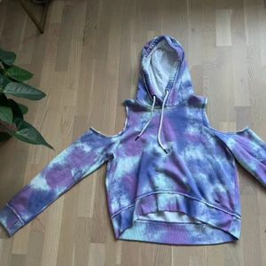 Hoodie med öppna axlar från hollister - Hoodie med öppna axlar från hollister. Storlek L. Knappt använd.