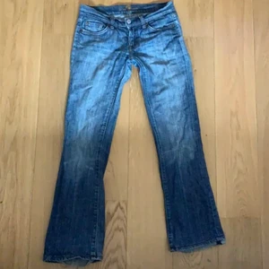 Lågmidjade jeans som passar en XS! - Lågt pris pga liten lagning. Förutom det är jeansen väldigt fina! Säljer eftersom de är för små för mig.