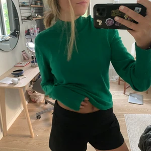 Grön tröja - Super härlig grön tröja med en liten krage 💗💗