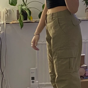 Dickies byxor - Säljer nu mina älskade dickies byxor då jag bytt stil. Super sköna och sitter perfekt på mig som är 163cm. Endast använda 2 gånger. Köpta för 800kr. De är lite skrynkliga på bilden med det räcker att strycka. Frakten står för köparen😊