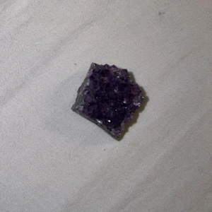 ÄKTA ametist - Ametist sägs ha en lugnande effekt och kan hjälpa mot oro och stress💜 Säljer då jag inte använder den.