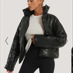 Nakd vinterjacka  - Säljer min fina jacka från nakd i storlek 34 men passar även 36-38. Små små ljusa prickar på ryggen och lite på armarna men de syns bara om man kollar nära annars jätte bra skick och knappt använd. Nypris 799kr