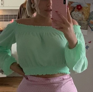 Somrig mint grön off-shoulder topp - Detta är en somrig mint grön off-shoulder topp som jag har använt en gång på en skol-start lunch. Toppen är jätte fin och härlig men har inte hittat fler tillfällen för den och känner att den behöver komma till användning.                                   Original pris 129:-