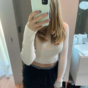 jättefin zara tröja!!💘💘😇😇 - Nästan helt oanvänd tröja med öppen rygg!!💘 Sååå fin kommer tyvärr inte till användning!! Så mysig till vintern!😋 Stl M men sitter helt perfekt på mig som vanligtvis har S!!💘💘💘💘 Nypris : 300 ca 😇😇