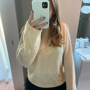 & other stories stickad tröja!!💘💘💘😇😇😋😋 - helt ny oanvänd stickad tröja!!💘💘💘 prislappen sitter kvar!!😇😇😍 Nypris : 645kr!! 💘💘💘 Pris kan absolut diskuteras!!😋😋 Stl XS men sitter bra på mig som vanligtvis har S i alla kläder!!💘💘💘💘
