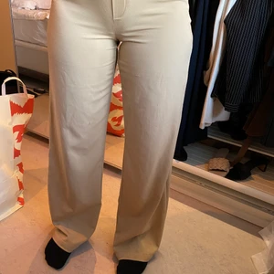 Bikbok - En utav mina absolut favorit kostym byxor i färgen beige från bikbok, fortfarande i jätte bra skick, sitter som en smäck på. I storlek XS/S, väldigt fina i längden och tajtare vid midjan så man får denhär fina snatch midjan💗❤️