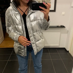 Silverjacka - Säljer min sjukt coola silverjacka som endast är använd några fåtal gånger och därav i toppen skick! Den är i storlek S men passar även en M då den är oversized. Hör gärna av dig vid fler frågor☺️☺️