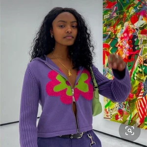 Dazee sweater - Kofta köpt från unif i stl xs, har endast använt tröjan 3 gånger därav i väldigt bra skick. Köpte tröjan för 820kr + 200kr (frakt) därav vill jag bara sälja tröjan för ett bra pris.