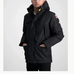 PARAJUMPER - Säljer min nästan helt nya pj jacka. Köpt på kidsbrandstore. Barnstolen L. Den är som Vanlig s