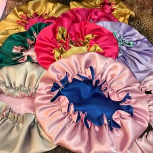 THICK SILK HAIR BONNETS - Super tjocka silkeshårbonnet, perfekt sätt att skydda håret på natten när du sover. De har två tjocka lager av siden som gör att hår bonnet håller längre. Dubbelsidig   Att skydda ditt hår när vi sover främjar faktiskt hårväxt.  De är handgjorda av kärlek till dig och ditt hår.  MATERIAL: siden  Finns i färger: guld+svart,  svart+röd, Guld+röd, rosa+blå.         I LAGER:  2ST guld+svart.   ❌slutsåld- svart+röd, guld+röd, rosa+blå ❌     