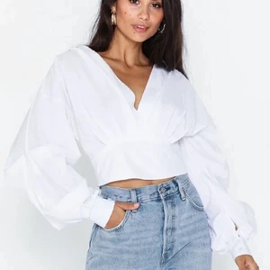 Blus från Nelly storlek 34 - Jätte fin vit blus från Nelly! Säljer pågrund av att det inte riktigt är min stil, men verkligen så fin! Pris kan diskuteras