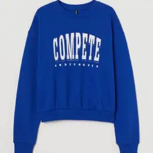 Säljer en blå sweatshirt i mycket gott skick 80+frakt,💕