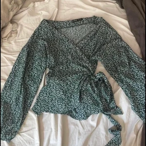 Grön vit blommig blus  - Grön vit blommig blus, stl XS/34, Fint skick, 50 kr + frakt <3