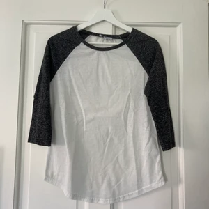 Baseball tröja i linne - En baseball tröja i linne från Madlady i storlek: S, vilket motsvarar storlek 36. Nypris 299kr. Endast använd 2 gånger!